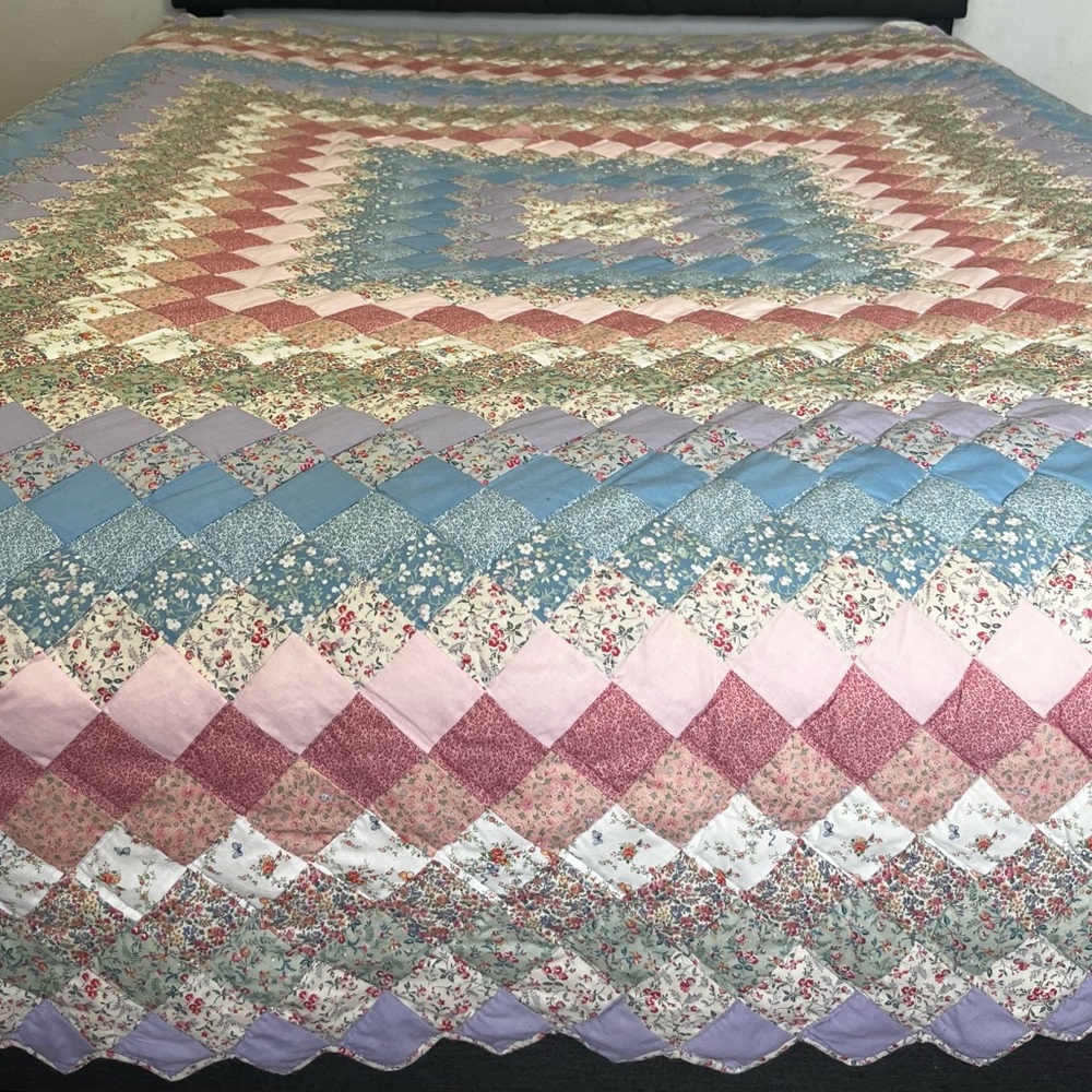 Arch Quilt Pastel Around The World Pattern with Scalloped Edges